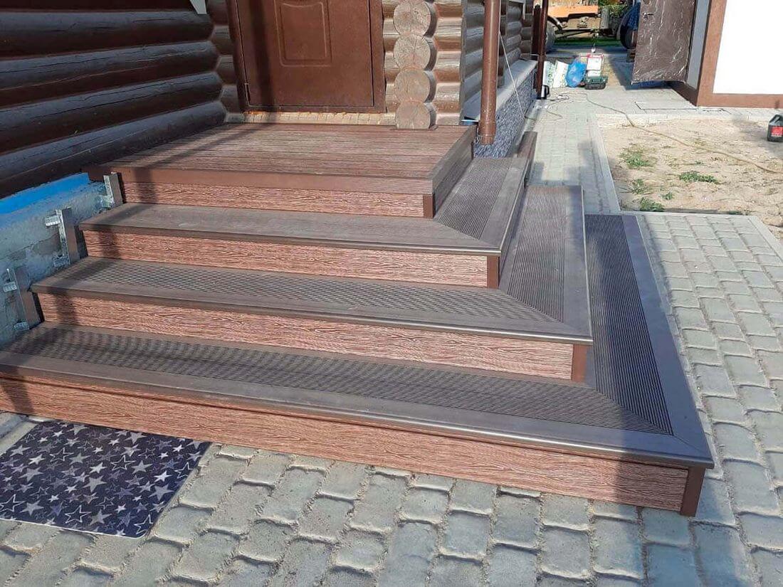 Угловая лестница из ДПК