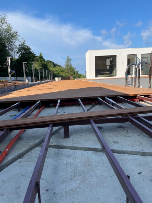 Монтаж подиума из ДПК